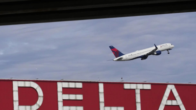 Watch: Delta Air Line passengers hold up plane’s ceiling as it ‘caves in’ Watch: Delta Air Line passengers hold up plane’s ceiling as it ‘caves in’